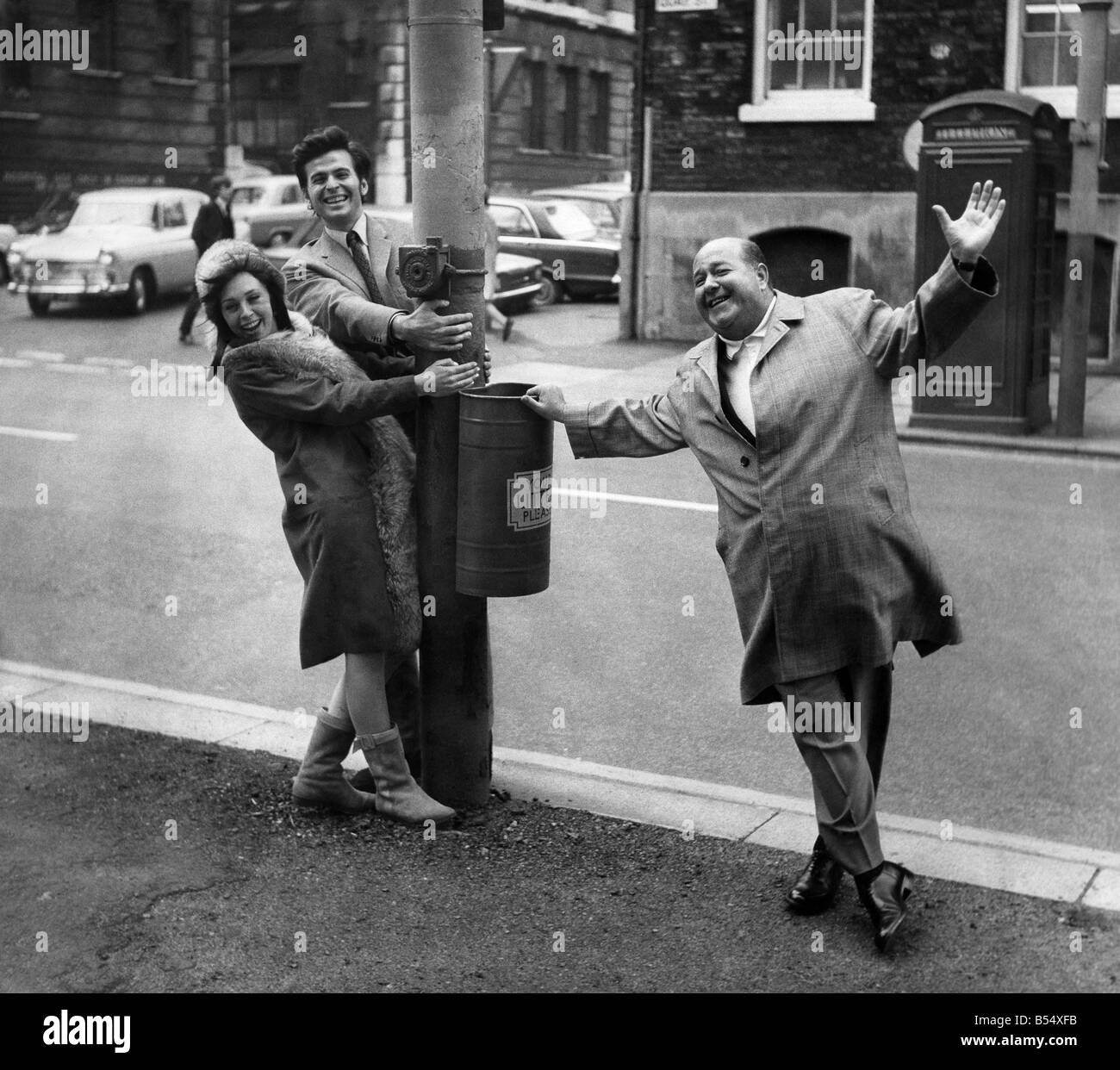 Premiere mondiale dell uomo di magia alla Opera House Manchester. Tre delle stelle dello spettacolo tozze Kaye, Stuart Damon e Judith Bruce arriva a Manchester per rehersals. Ottobre 1966 P011213 Foto Stock