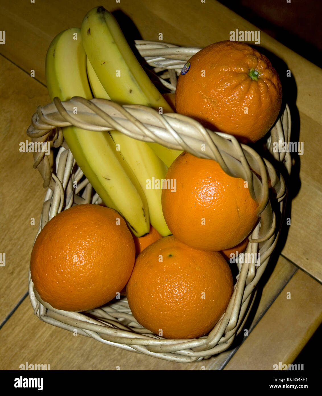 Arance e banane in un cestello Foto Stock