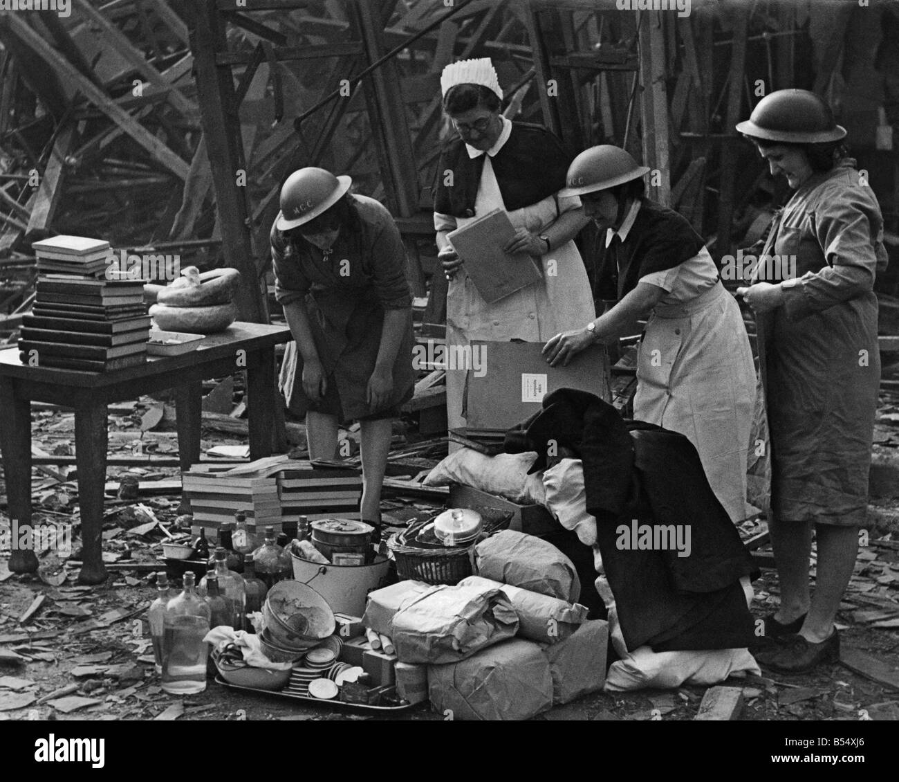 II Guerra Mondiale ospedale infermieri smistamento delle varie apparecchiature salvageable dell'ospedale in area di Londra. Aprile 1944 Foto Stock