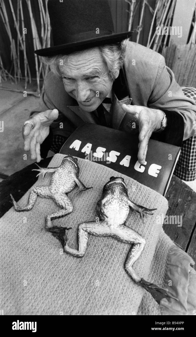 Rane animale. Il Professor destriero e due dei suoi allievi a stella, nella sala massaggi. Agosto 1976 P011728 Foto Stock