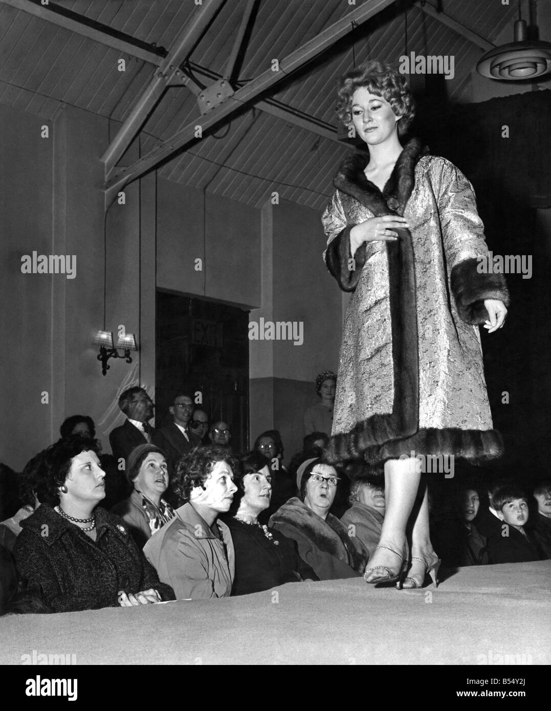 Janet Thompson in un brocade foderato di visone selvatico, indossato all'interno fuori visualizza il rivestimento sulla passerella
Novembre 1962 P011102 Foto Stock