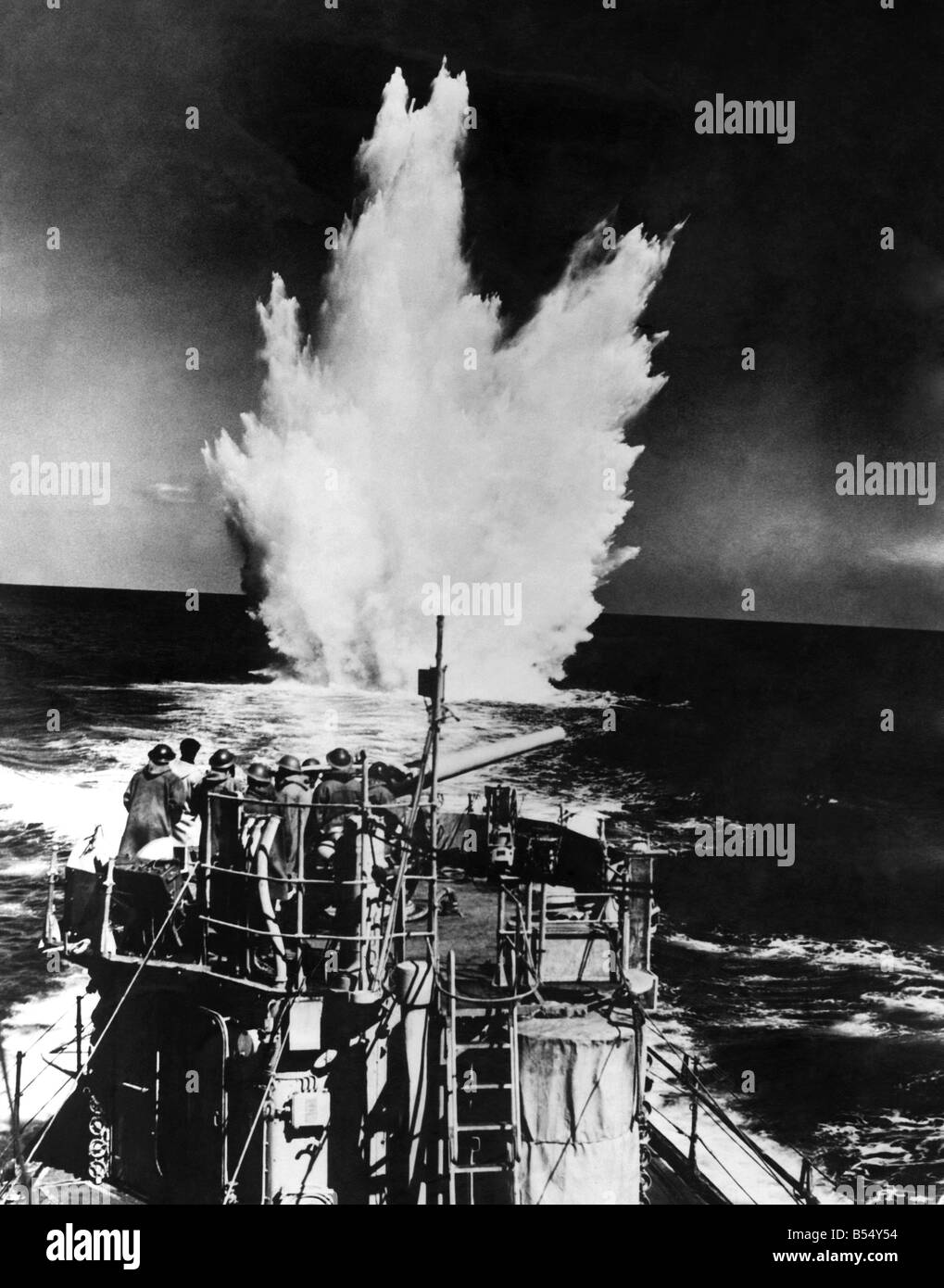 Seconda Guerra Mondiale &#13;&#10;Royal Navy destroyer gocce cariche di profondità su un U-boat tedesca. &#13;&#10;Aprile 1942 &#13;&#10;P011668 Foto Stock