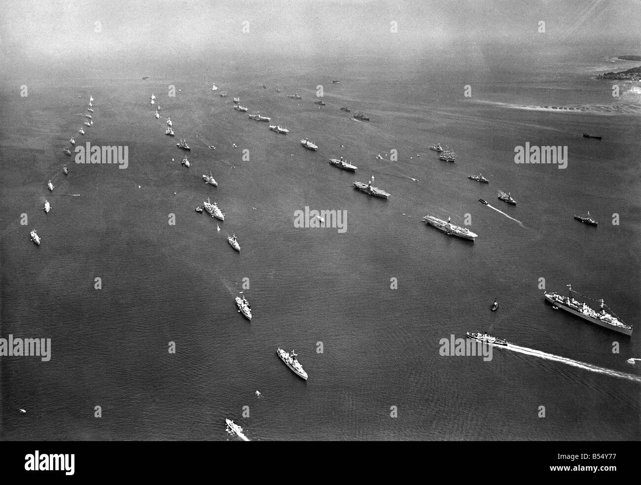 Vista aerea che mostra l'Incoronazione Revisione della flotta mediante la nuova Queen Elizabeth II a Spithead.;Giugno 1953 ;P011989 Foto Stock