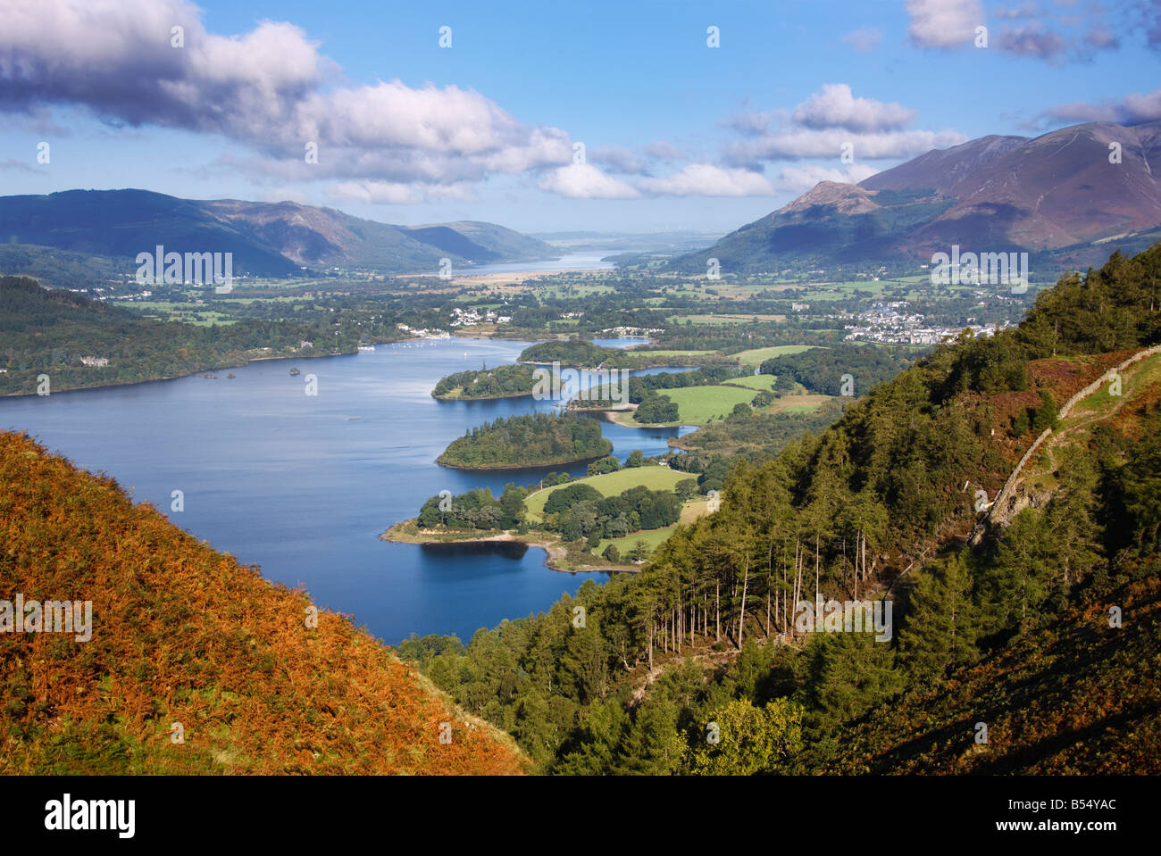 Derwent Water St Petrocs Valley da Walla Rupe di vertice in autunno i primi di ottobre, 'Il Lake District' Cumbria Inghilterra England Regno Unito Foto Stock