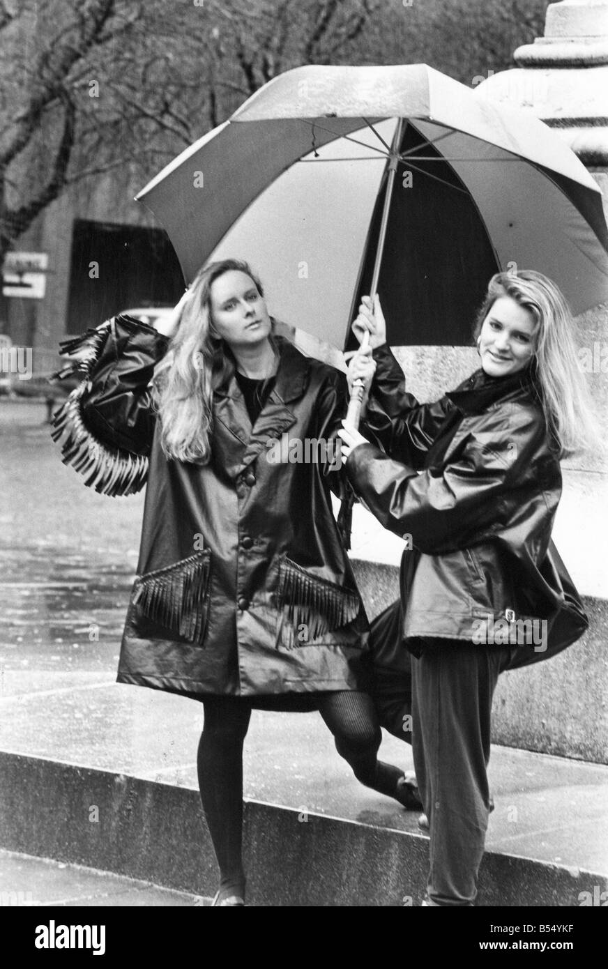Wendy Smith a sinistra la cantante con Prefab germogliare in frange camicia e Heather Birkbeck in stile Anni Cinquanta camicia Foto Stock