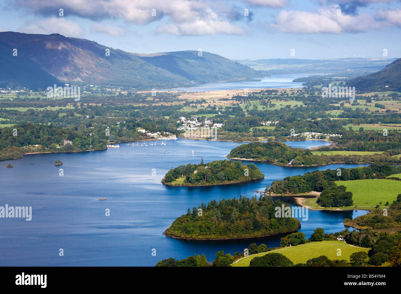 Derwent Water e il Newlands Valley visto dal 'Walla falesia' vertice in autunno, 'Il Lake District' Cumbria Inghilterra England Regno Unito Foto Stock