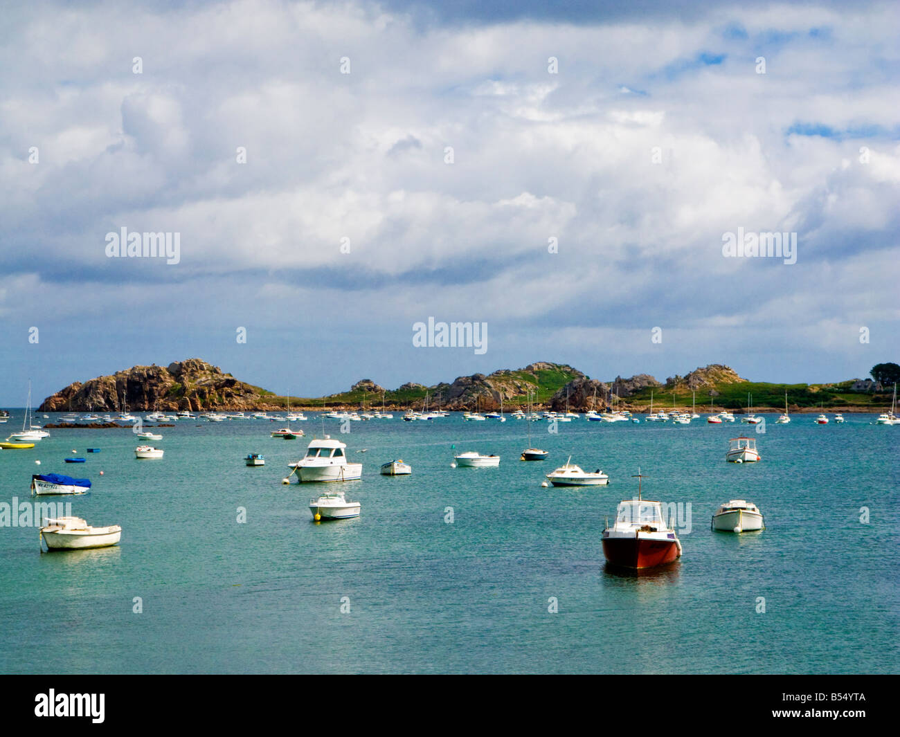 Piccole barche a vela e yacht ormeggiati nel porto di Le Diben, Plougasnou, Finisterre, costa della Bretagna Francia Europa Foto Stock