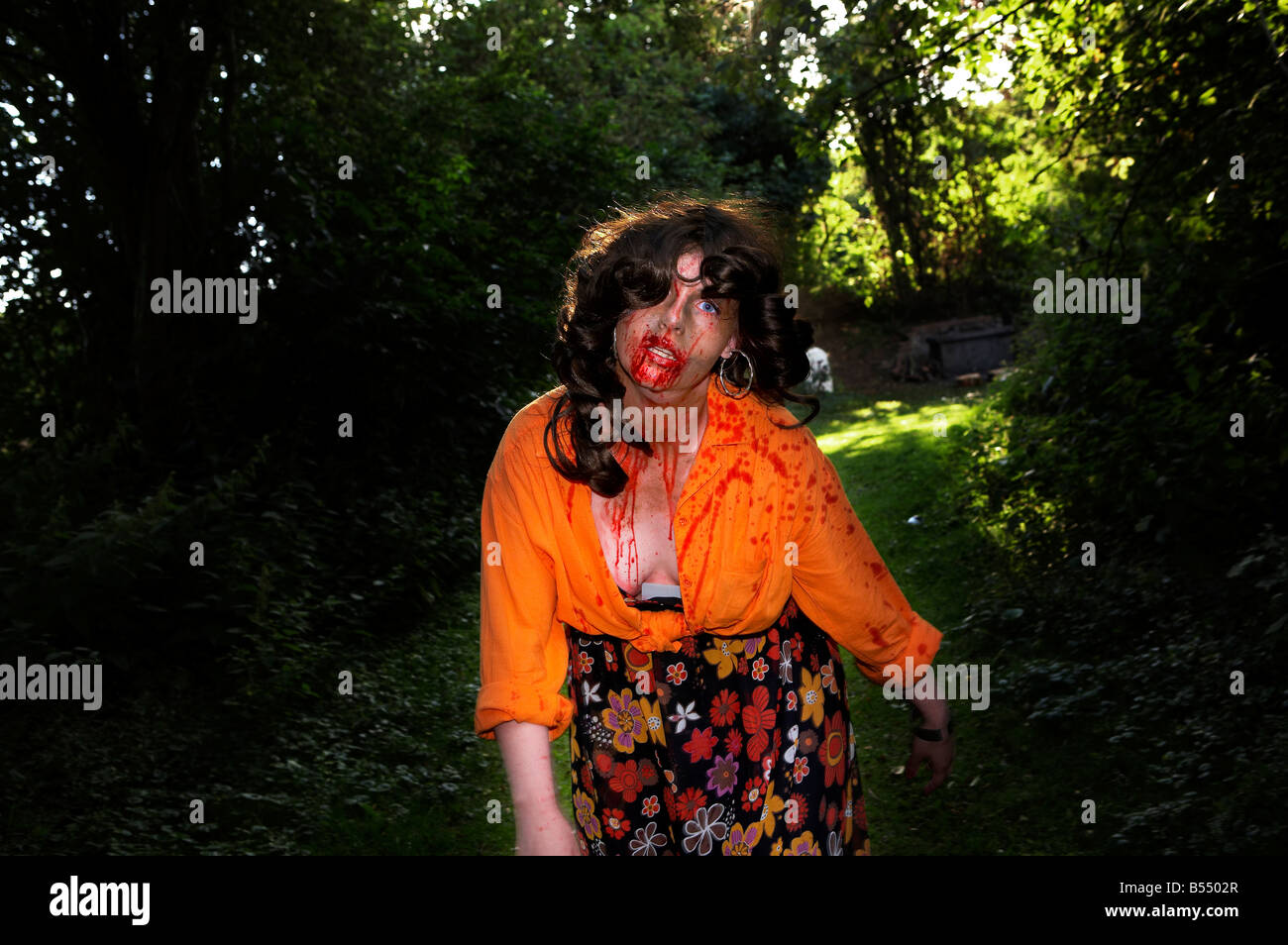Una Donna vestita come uno zombie passeggiate attraverso i boschi Foto Stock