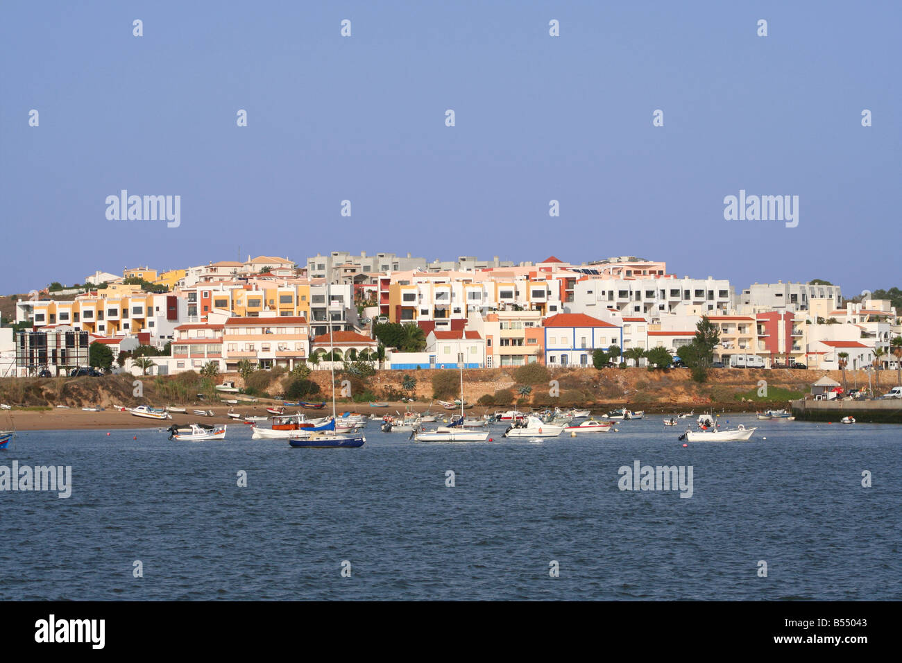 Case luminose sul litorale di Ferragudo, Portogallo Foto Stock