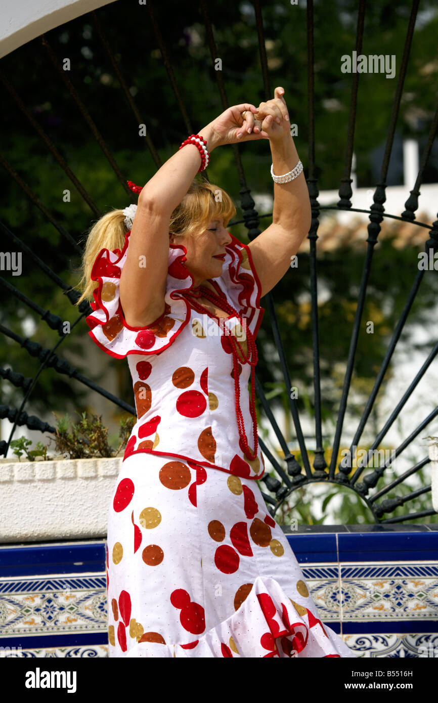 Bella bionda di mezza età donna spagnola in costume tradizionale Andalucia, Costa del Sol, Spagna, Europa Foto Stock