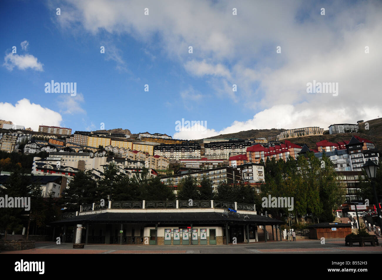 Stazione sciistica della Sierra Nevada, Andalusia, Spagna in estate (fuori di ski-stagione). Alberghi, chalets e logge che si eleva al di sopra della piazza. Foto Stock