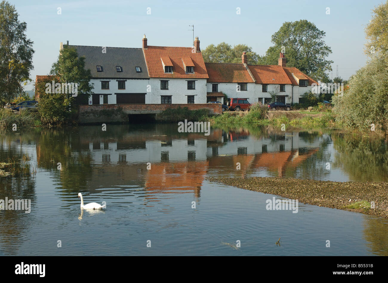 Il mulino a Hardwater attraversando il fiume Nene, Northamptonshire, England, Regno Unito Foto Stock