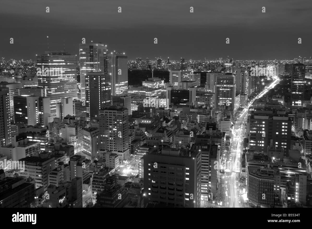 Lo skyline di Tokyo di notte Foto Stock
