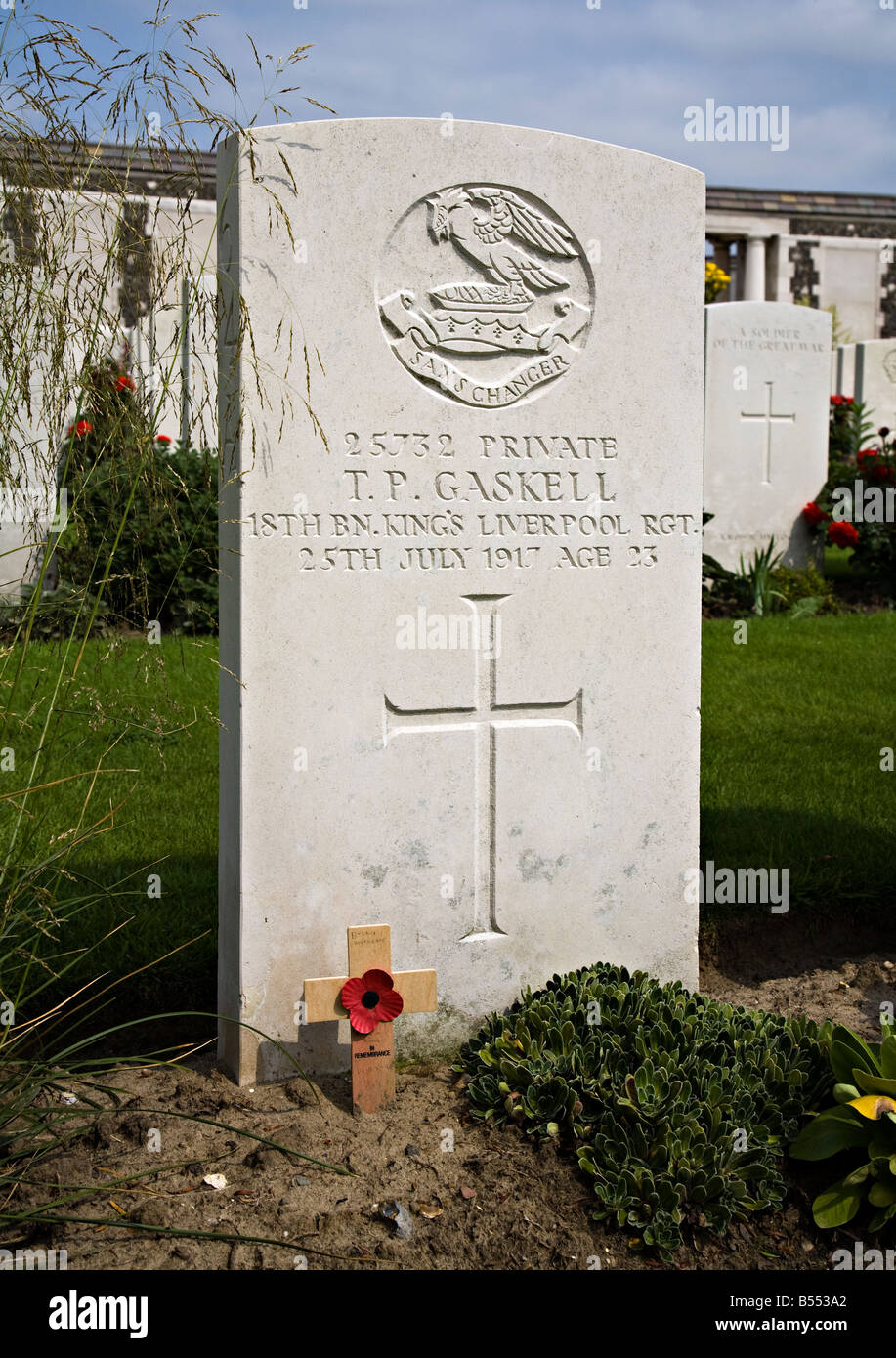 Red British Legion papavero di ricordo a grave in Tyne Cot British War Memorial Cemetery Belgio Foto Stock