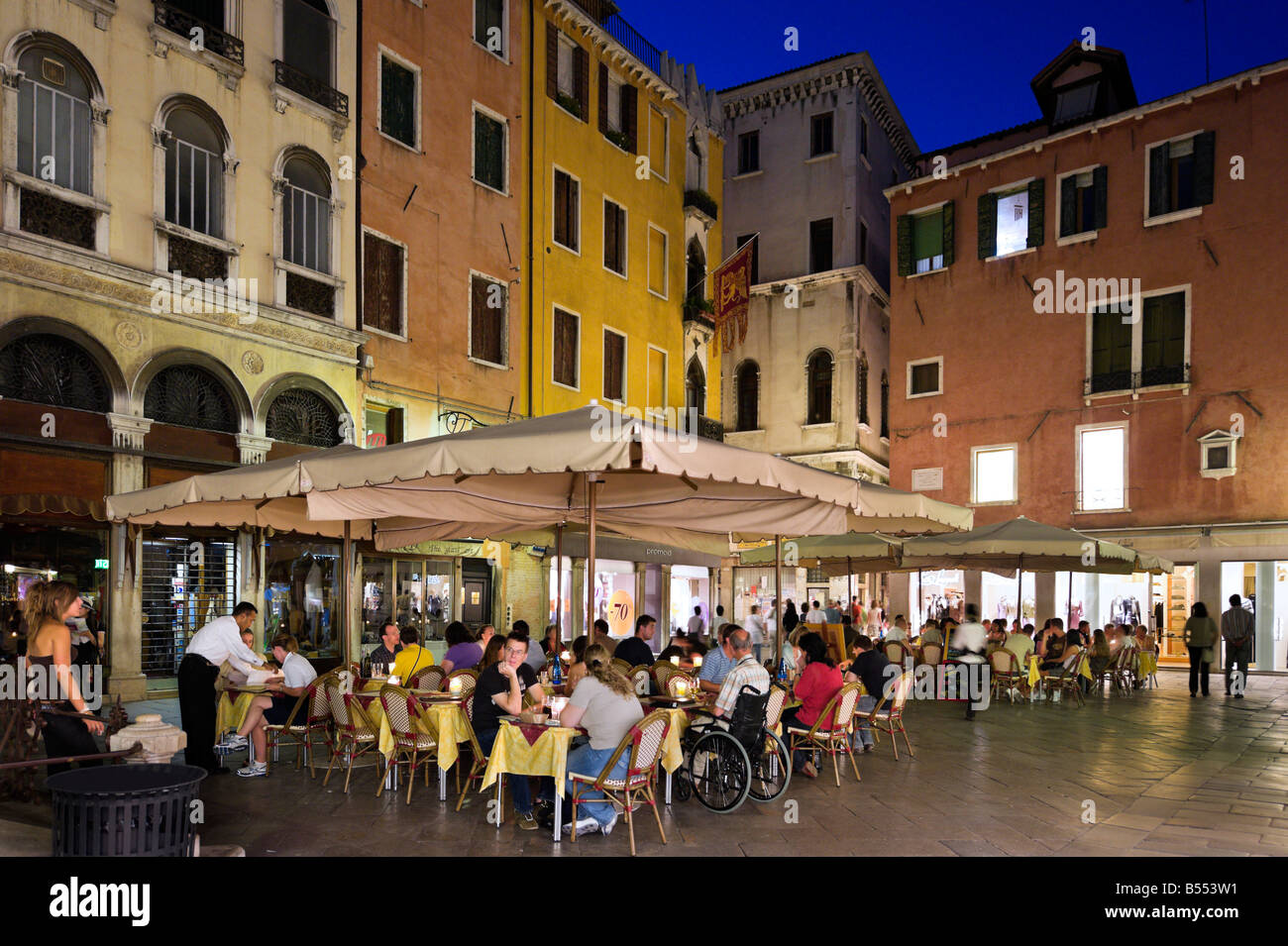 Ristoranti La notte in una piazza nel quartiere (sestiere di San Marco, Venezia, Veneto, Italia Foto Stock