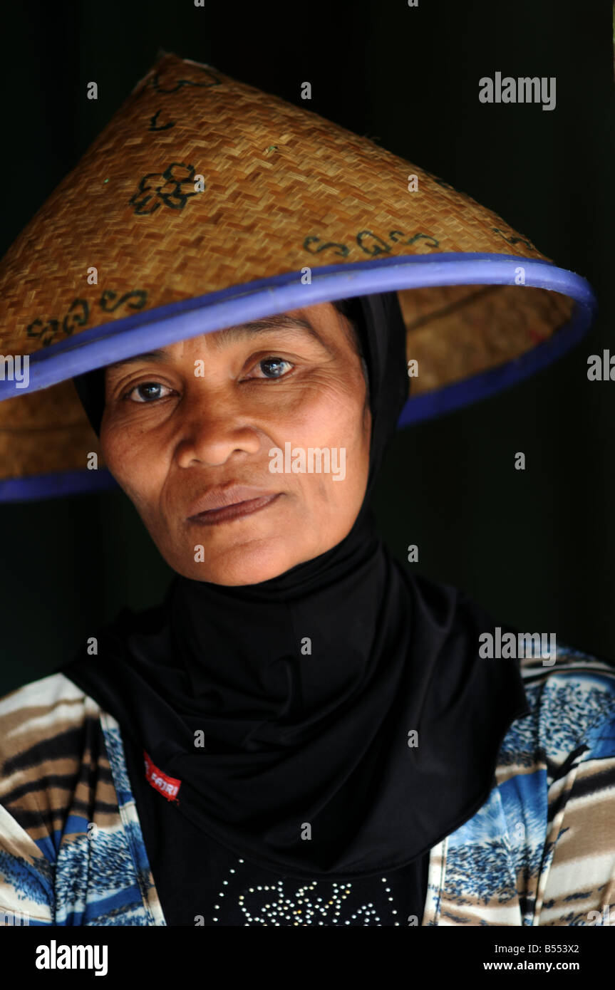 La donna nel villaggio bukittingi sumatra indonesia Foto Stock