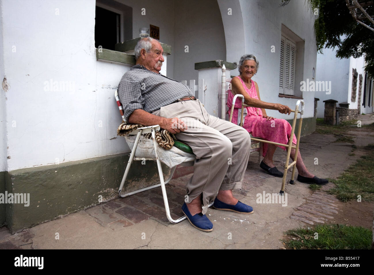 Una coppia di anziani nella città di San Antonio de Areco Provincia di Buenos Aires Argentina Foto Stock