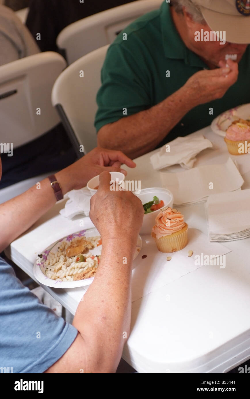 Senzatetto uomini di mangiare un pranzo gratuito presso un rifugio di Bethesda Maryland Foto Stock