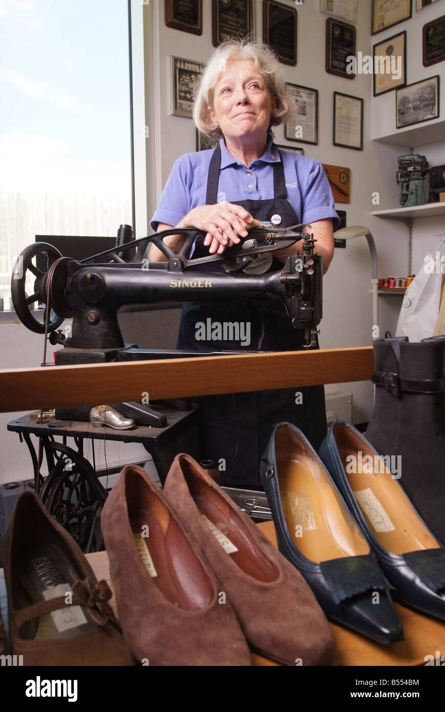 Un orgoglioso proprietario di fortuna in pelle negozio di riparazione di Bethesda Maryland Terry Fortuna Foto Stock