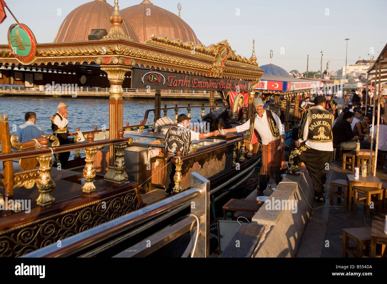 Vendita Barche Balik Ekmek Sandwich di pesce al Golden Horn Harbourside Eminonu Istanbul Turchia Foto Stock