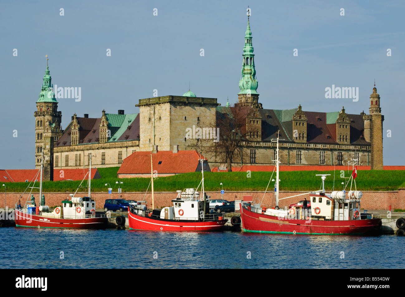 Barche da pesca nella parte anteriore del Slot Kronborg Elsinore Castle Helsingør Danimarca Foto Stock