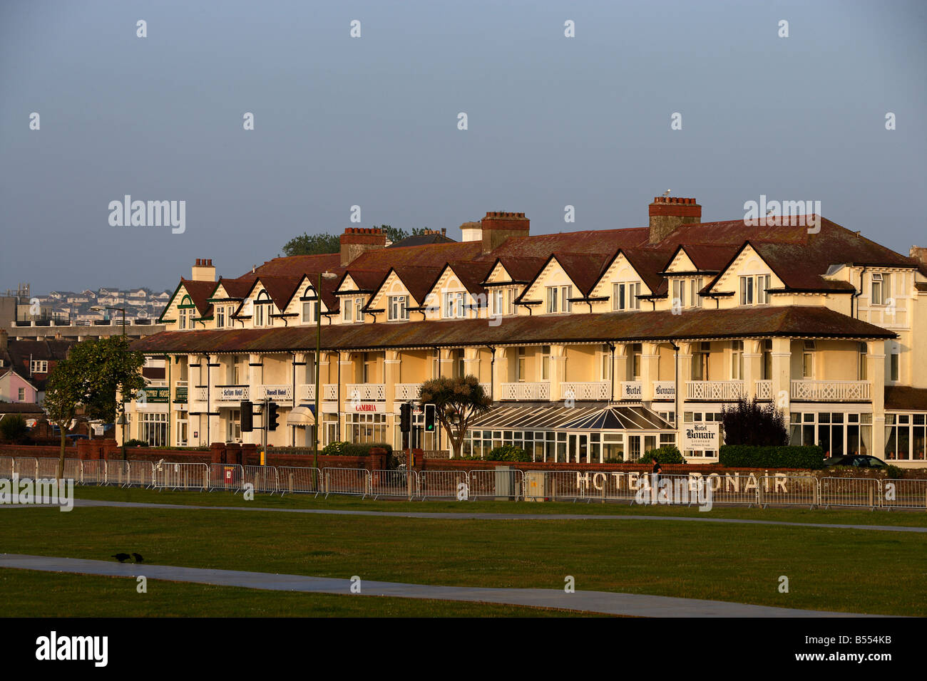 Paignton fronte mare tipiche case sul canale inglese vicino a Torquay Devon Gran Bretagna Regno Unito Foto Stock