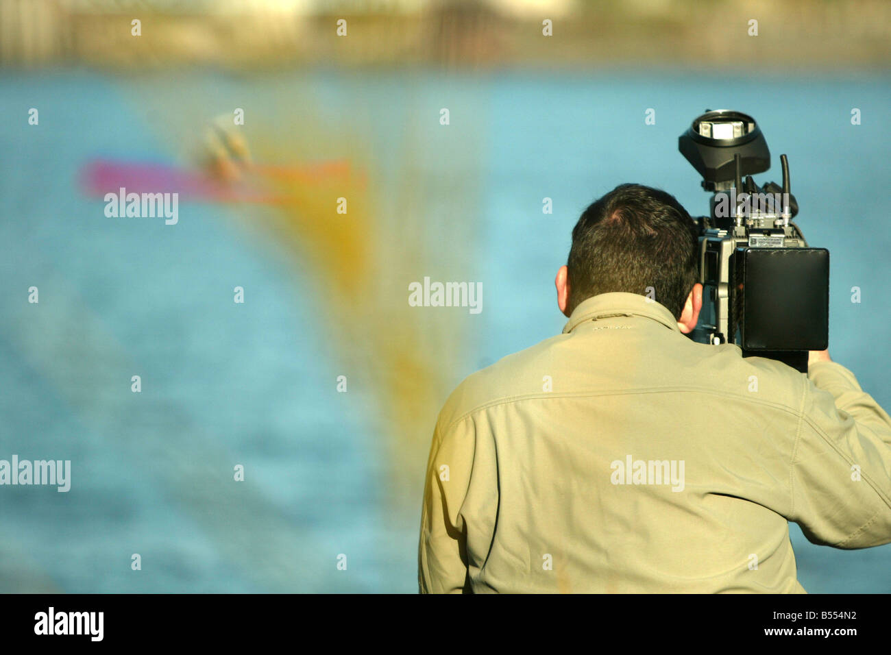 Una televisione news cameraman filmare un kayak sul fiume Columbia Oregon. Foto Stock