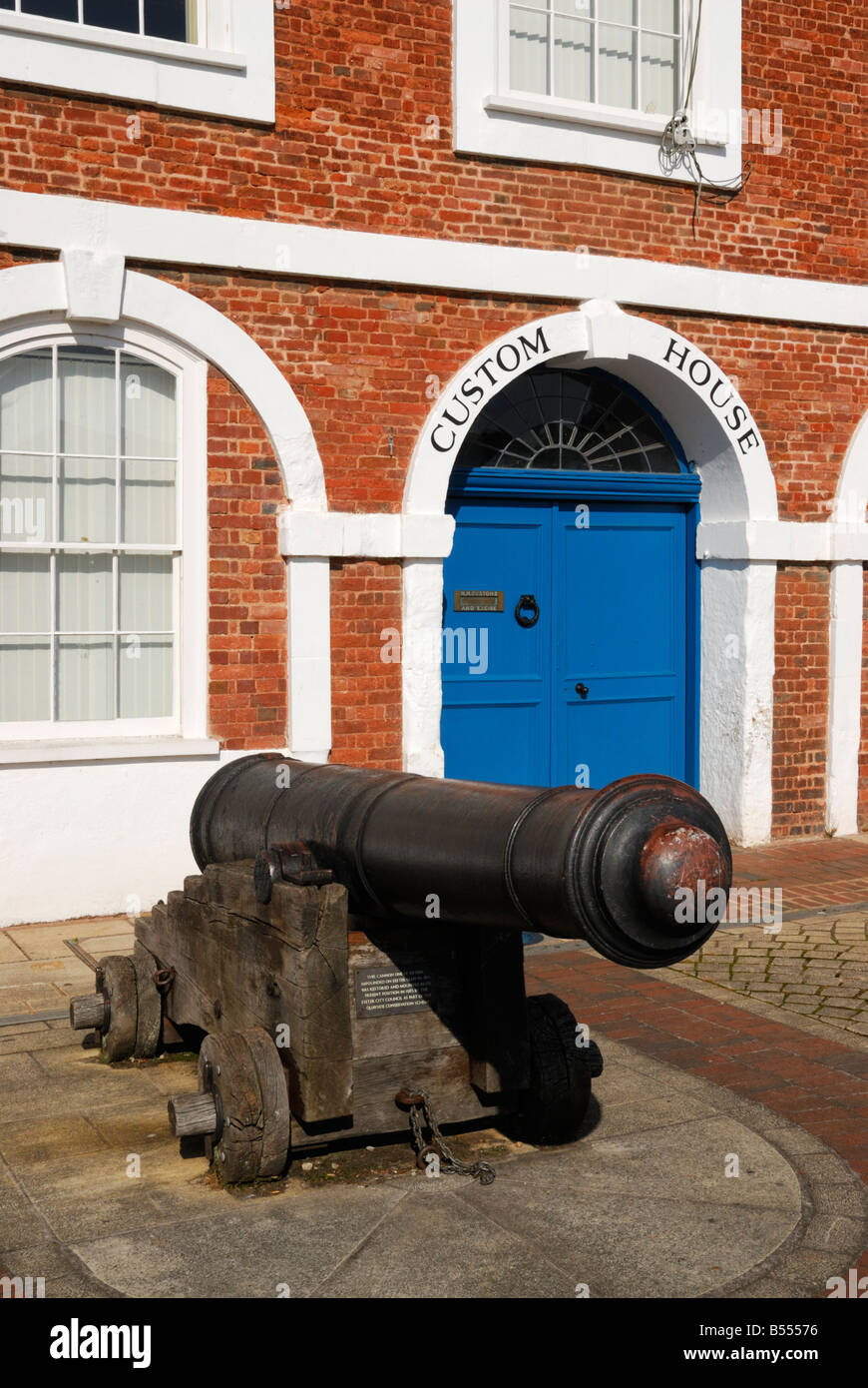 Exeter Devon, Inghilterra, Regno Unito. Il cannone al di fuori Il Custom House sul Quay. Foto Stock
