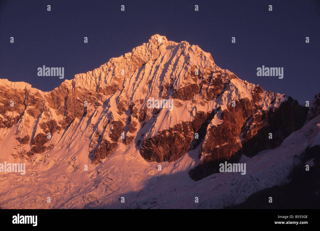 Mt Huandoy Nord picco a sunrise, Cordillera Blanca, Perù Foto Stock