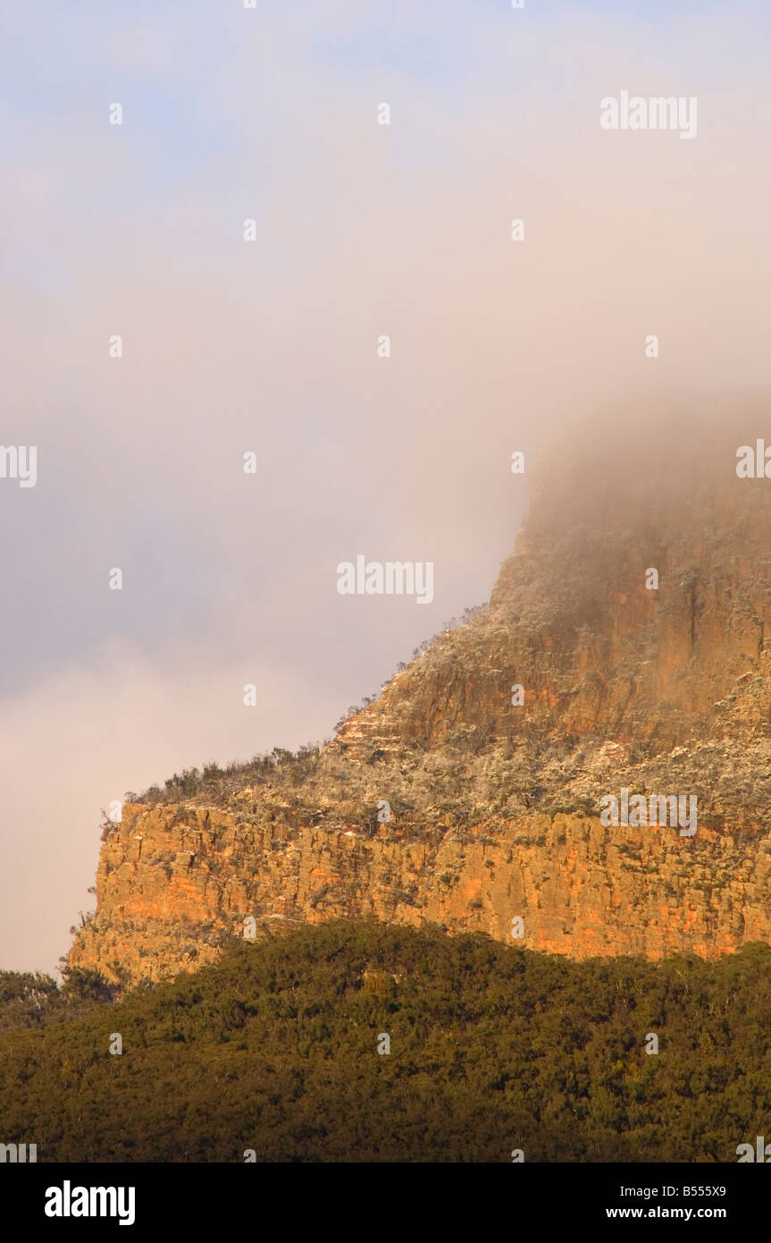 La luce del mattino si ritiene che le catture di luce sulla neve Redmans Bluff, Parco Nazionale di Grampians, Australia Foto Stock