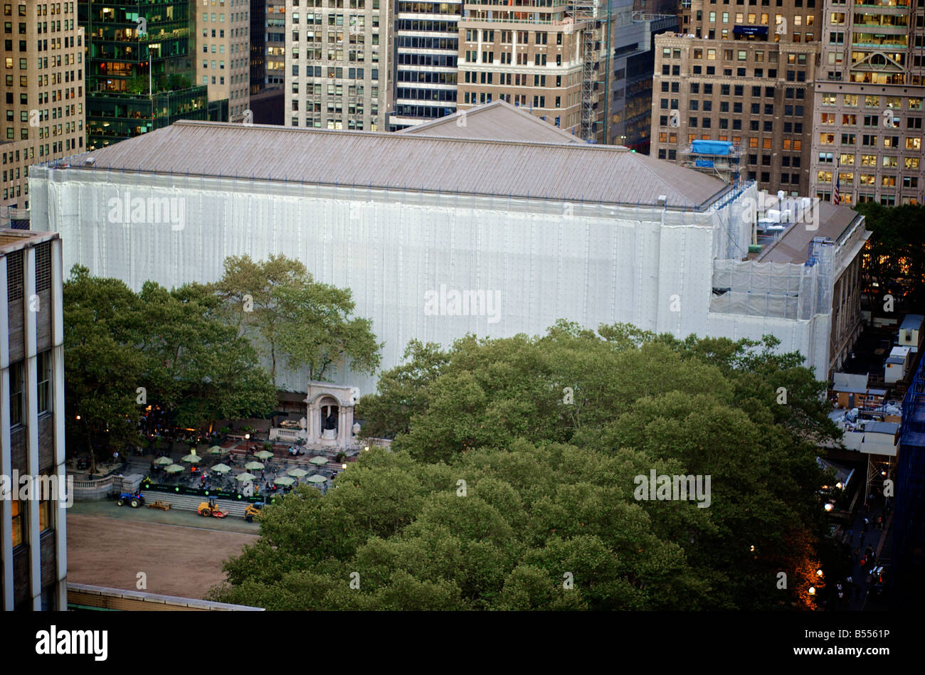 Biblioteca Pubblica di New York sotto lavori di rinnovo vicino Bryant Park in Manhattan (per solo uso editoriale) Foto Stock