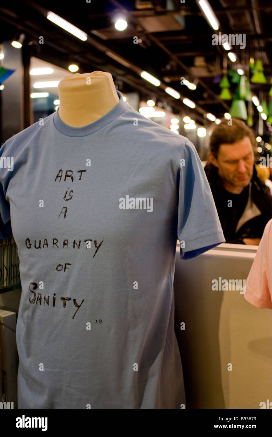 "L'arte è una fideiussione di Sanity' T shirt in vendita presso il negozio della galleria d'arte Tate Modern di Londra Foto Stock