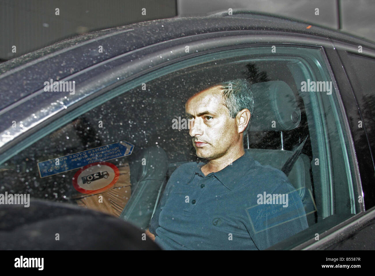 Ex manager di Chelsea di Jose Mourinho è pilotato a Stamford Bridge per discutere le questioni contrattuali dopo aver lasciato il club mediante reciproco consenso Foto Stock