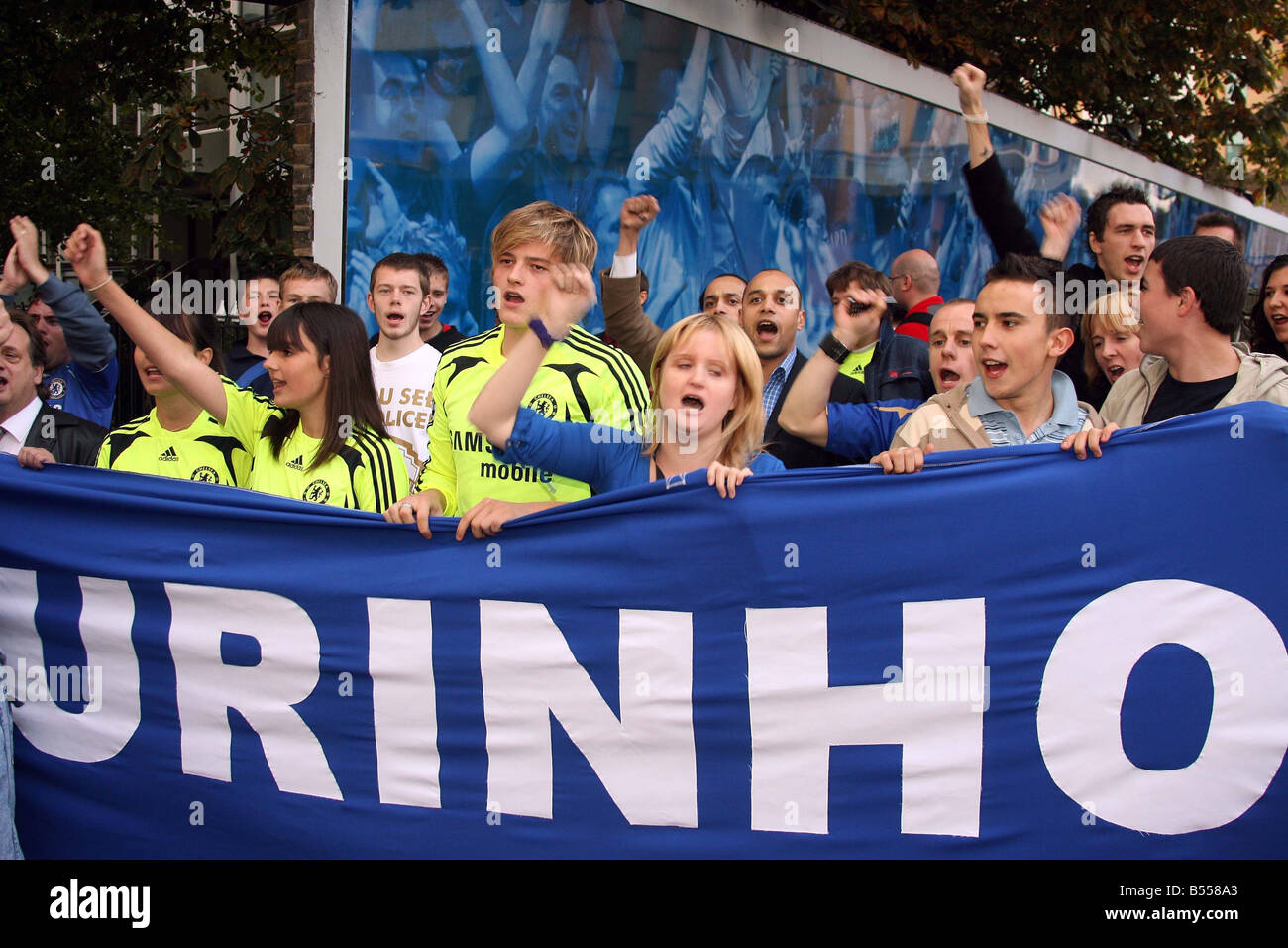 Chelsea tifosi protestare fuori Stamford Bridge dopo manager Jose Mourinho ha lasciato il club per mutuo consenso il banner legge Jose Mourinho semplicemente il migliore Foto Stock
