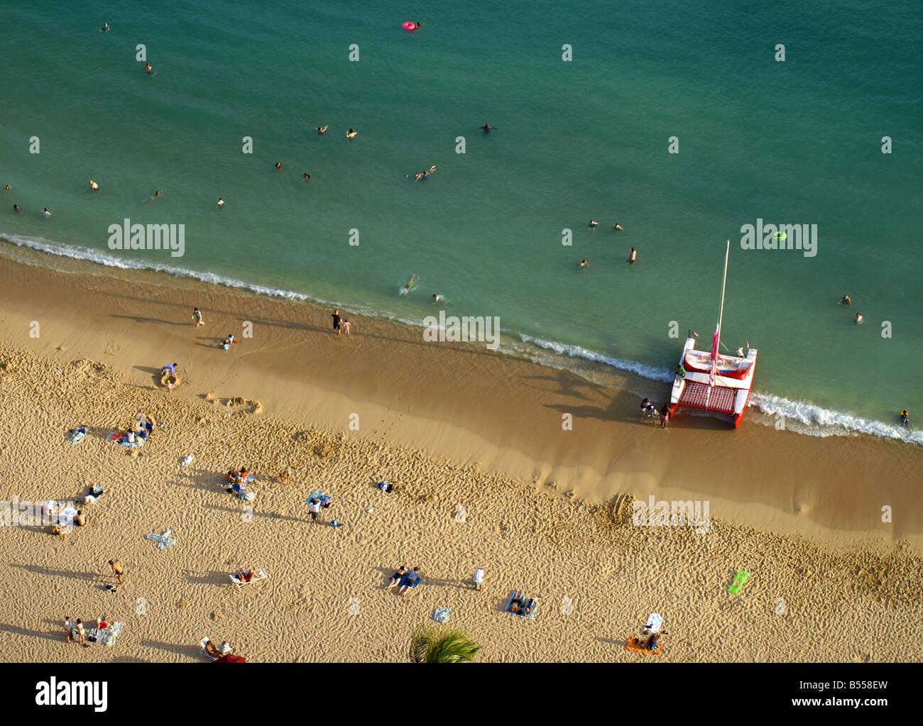 La spiaggia di Waikiki con catamarano Foto Stock