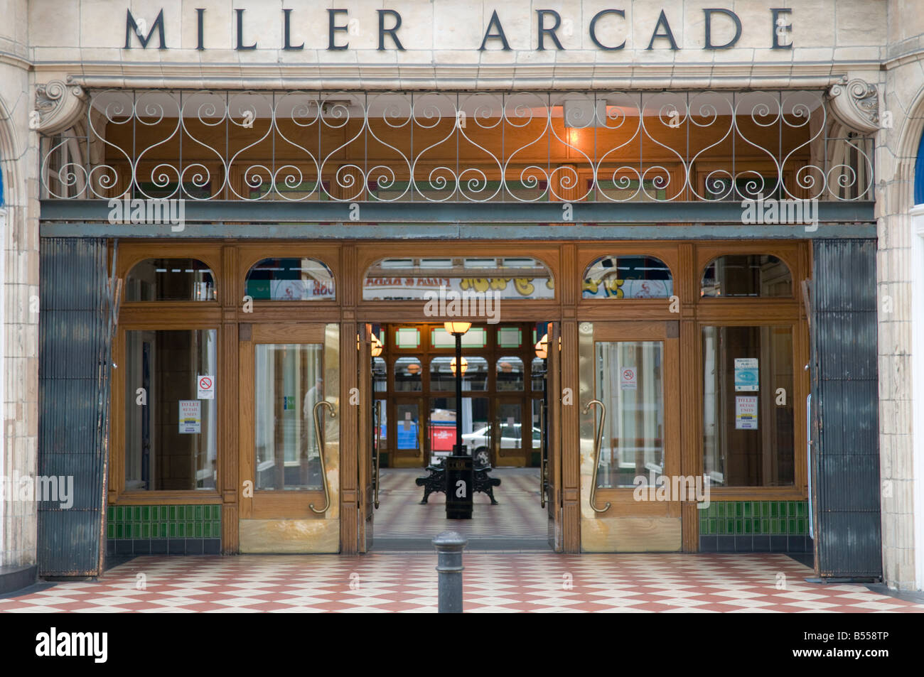 Esterno Miller arcade Preston city centre Lancashire England Regno Unito, era vittoriana ornato portico coperto di negozi Foto Stock