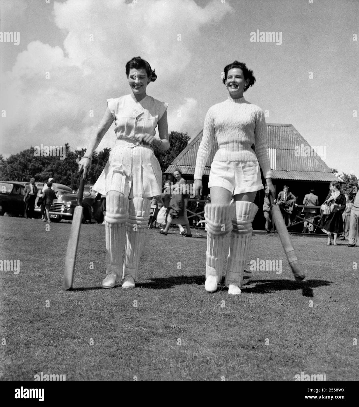Sport: Cricket donne: Quasi ogni abitante del piccolo villaggio di Puttenham, vicino a Guildford, andate a vedere i loro locali Foto Stock
