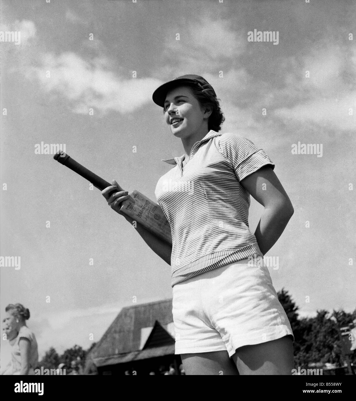 Sport: Cricket donne: Quasi ogni abitante del piccolo villaggio di Puttenham, vicino a Guildford, andate a vedere i loro locali Foto Stock