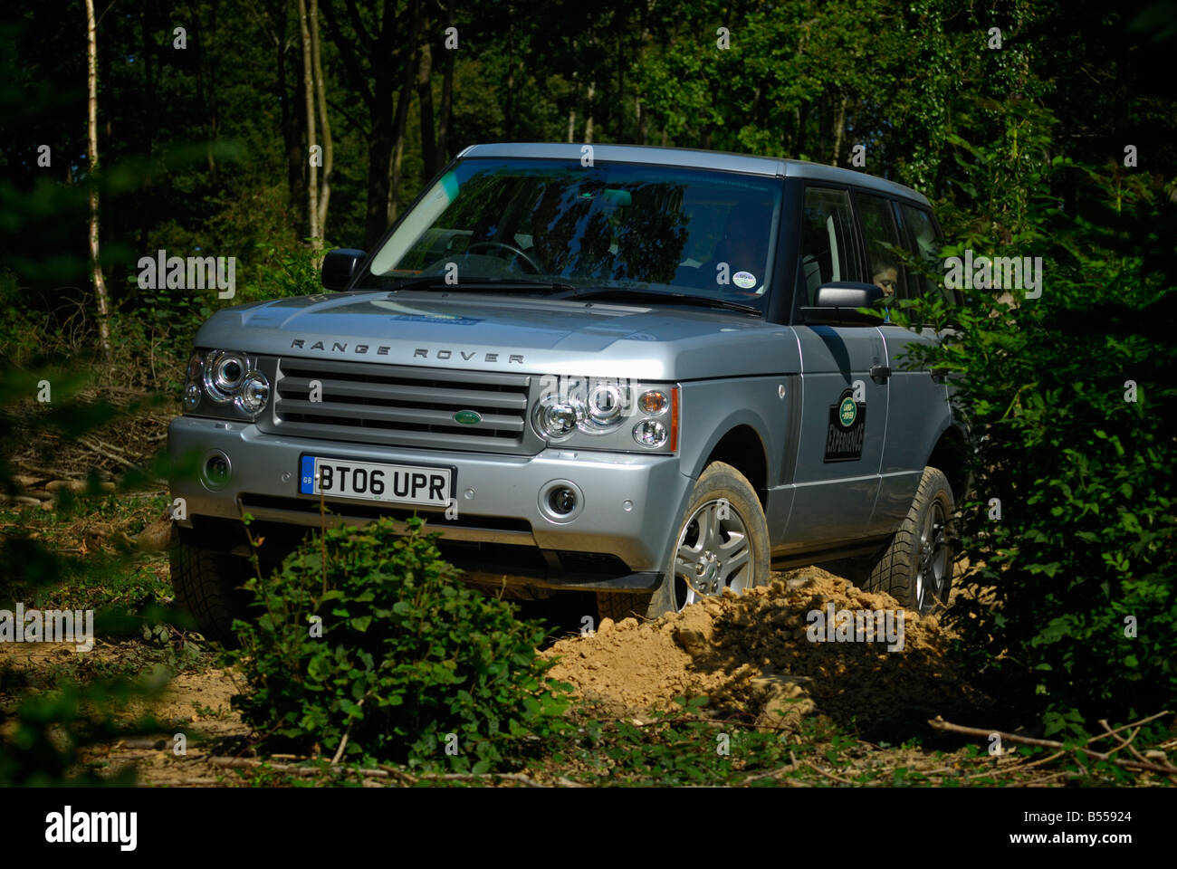 Il fuoristrada argento metallizzato, Range Rover di terza generazione da Land Rover Experience utilizzata per la formazione dei conducenti. Europa, Regno Unito, Inghilterra. Foto Stock