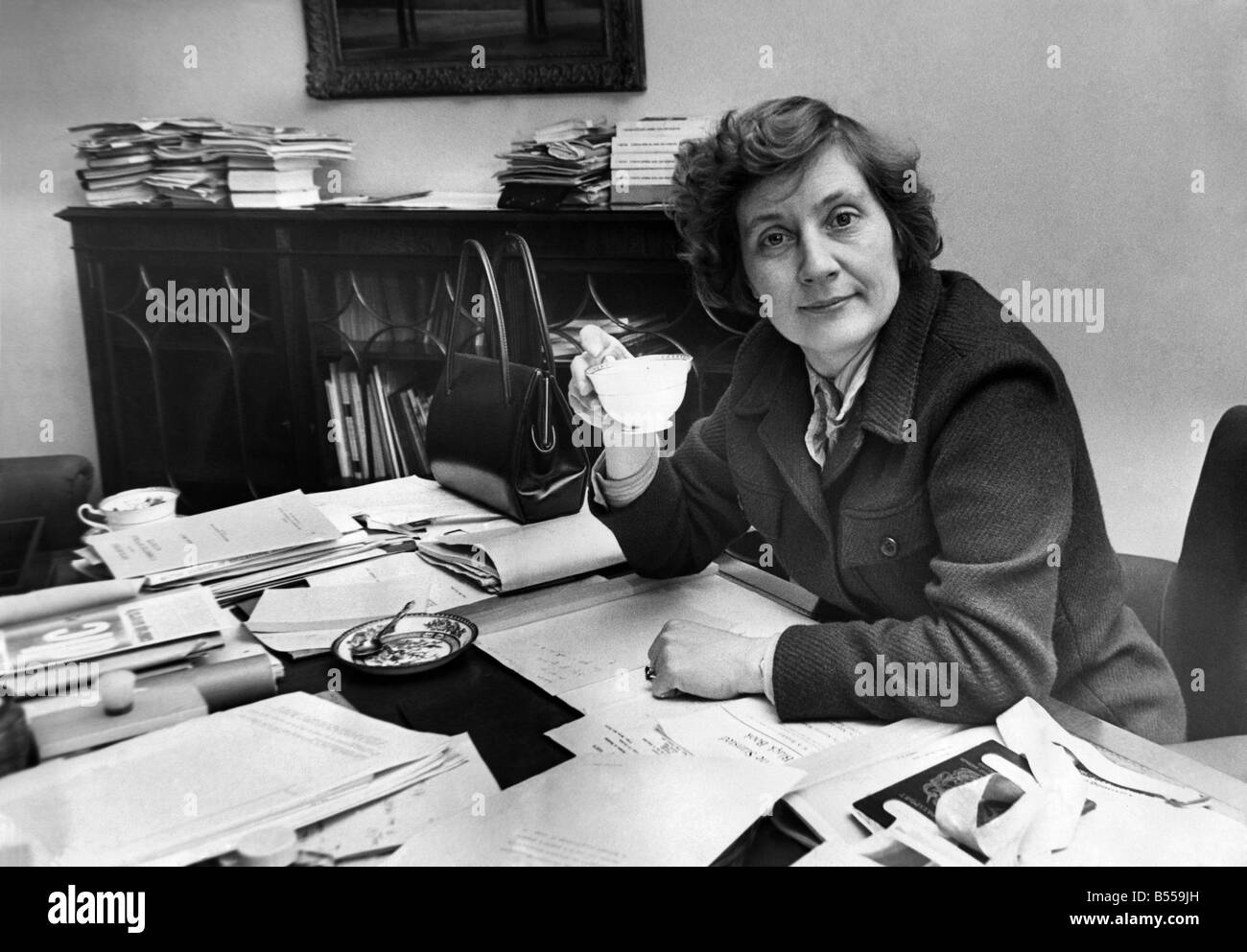 Il ministro dell'istruzione, Shirley Williams nel suo ufficio a Curzon Street, W.1. Novembre 1967 P012360 Foto Stock