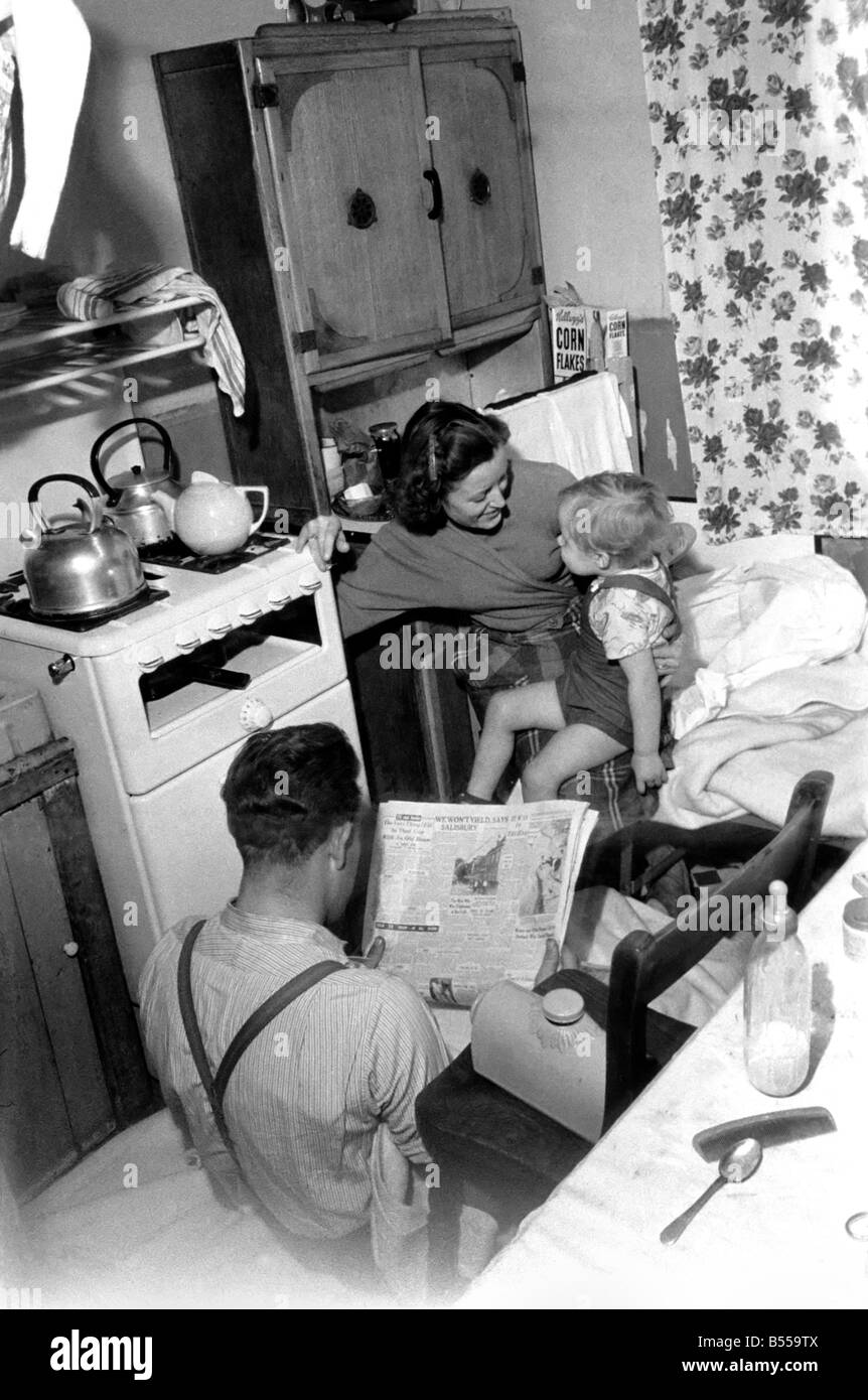 In Paddington tre famiglie condividono una terrazza casa. Le due camere da letto house significa che una famiglia ha dormire in cucina. Ottobre 1953 D6404-007 Foto Stock