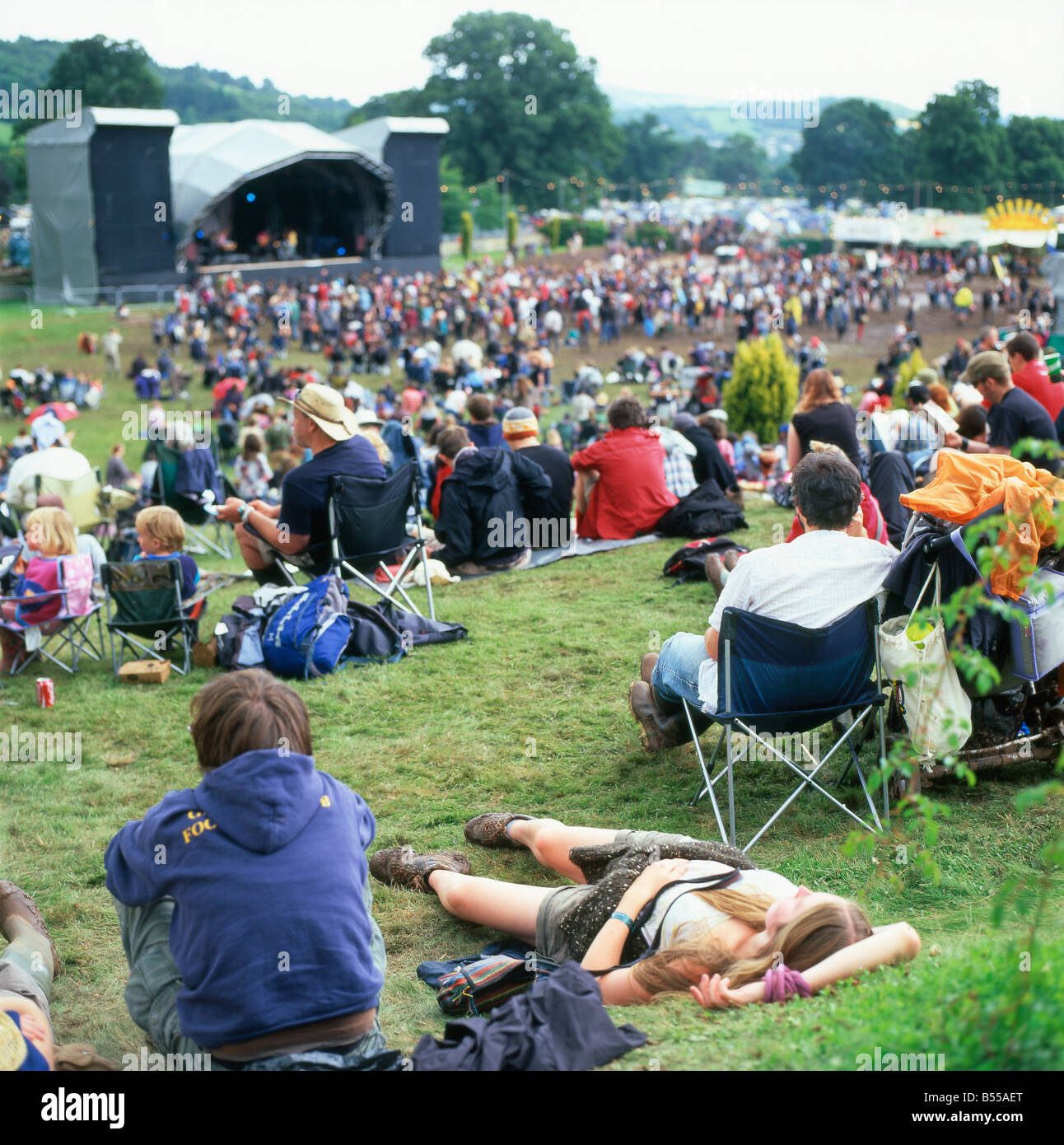 Il Green Man festival folla rilassante sotto il sole di fronte al palco Glanusk, Crickhowell Powys Mid Wales UK KATHY DEWITT Foto Stock