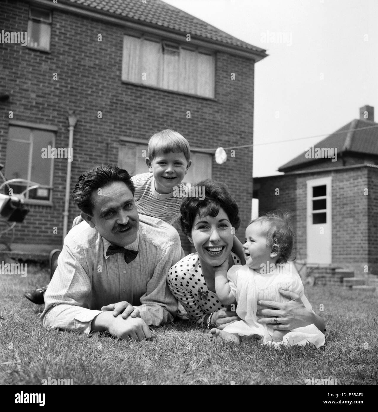 La felice Daily Mirror famiglia: la Repubblica federale di Iugoslavia hanno vissuto nella propria casa al Woodlands Park, Bexley, Kent. Per quattro anni e mezzo. Hanno fatto tutti la decorazione contemporanea all'interno degli stessi. Il sig. Richard Fry anni 37, artista commerciale e la moglie di 27 anni di Marion, prendere lo specchio ogni giorno. Essi hanno due figli, Tony di età compresa tra 3 1/2 e Beverly di età compresa tra i 7 mesi e mezzo. Maggio 1960 M4346-001 Foto Stock
