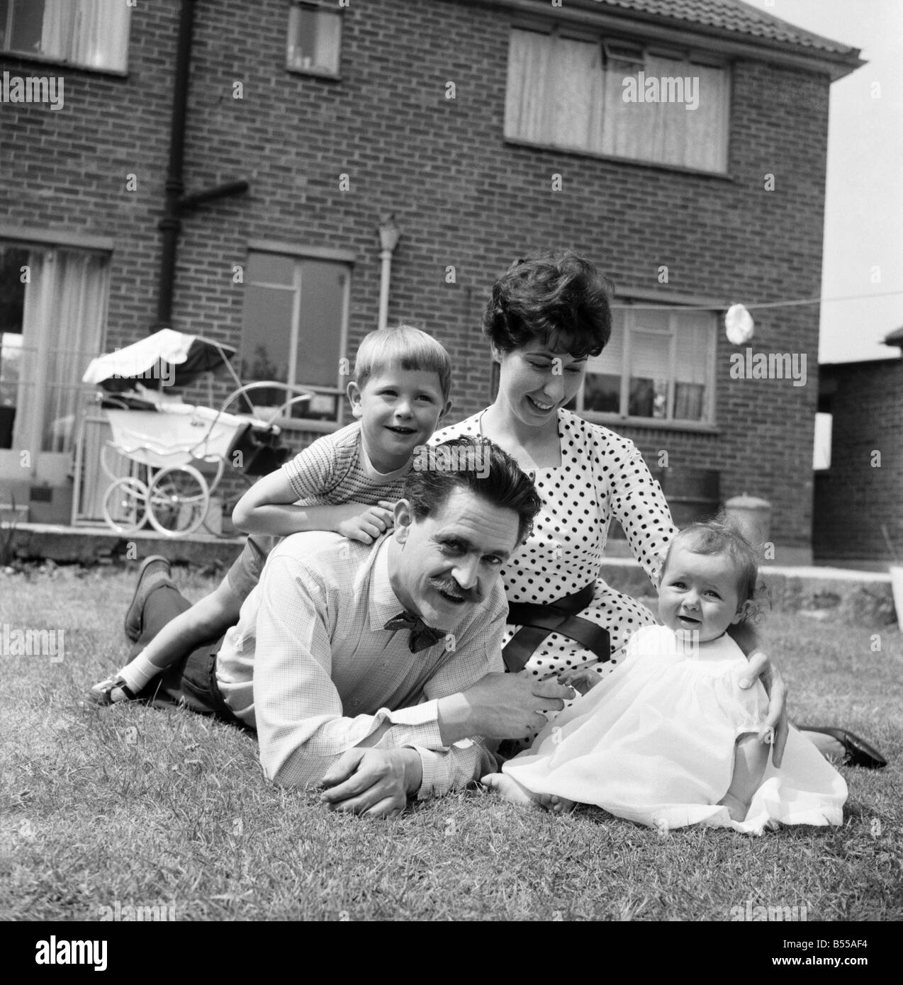 La felice Daily Mirror famiglia: la Repubblica federale di Iugoslavia hanno vissuto nella propria casa al Woodlands Park, Bexley, Kent. Per quattro anni e mezzo. Hanno fatto tutti la decorazione contemporanea all'interno degli stessi. Il sig. Richard Fry anni 37, artista commerciale e la moglie di 27 anni di Marion, prendere lo specchio ogni giorno. Essi hanno due figli, Tony di età compresa tra 3 1/2 e Beverly di età compresa tra i 7 mesi e mezzo. Maggio 1960 M4346-002 Foto Stock