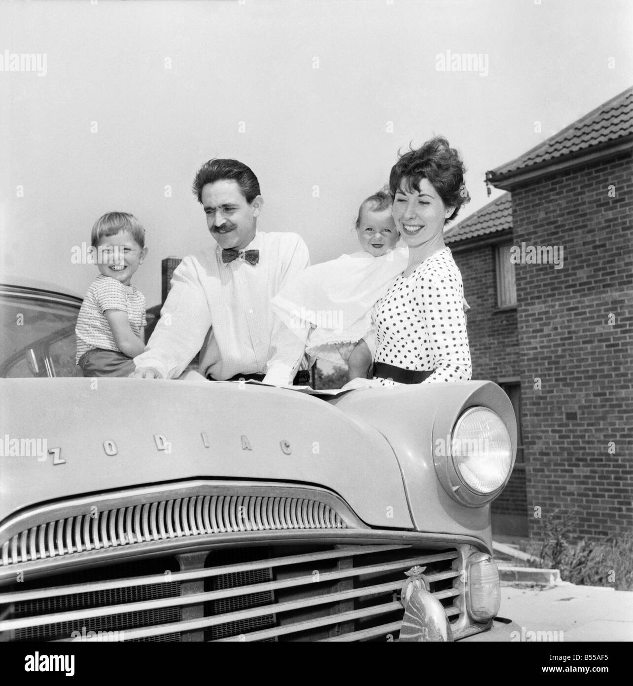 La felice Daily Mirror famiglia: la Repubblica federale di Iugoslavia hanno vissuto nella propria casa al Woodlands Park, Bexley, Kent. Per quattro anni e mezzo. Hanno fatto tutti la decorazione contemporanea all'interno degli stessi. Il sig. Richard Fry anni 37, artista commerciale e la moglie di 27 anni di Marion, prendere lo specchio ogni giorno. Essi hanno due figli, Tony di età compresa tra 3 1/2 e Beverly di età compresa tra i 7 mesi e mezzo. Maggio 1960 M4346-003 Foto Stock