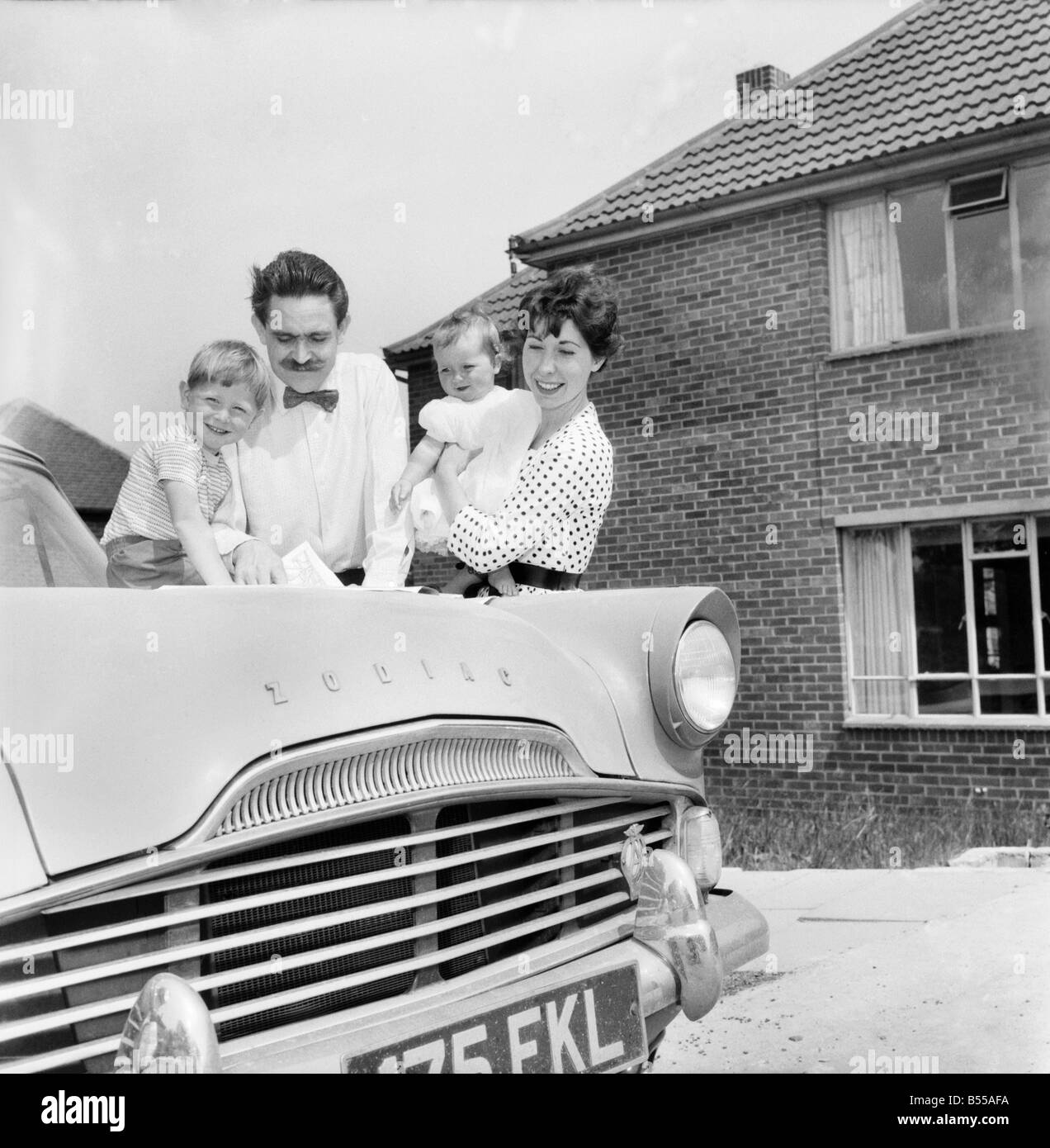 La felice Daily Mirror famiglia: la Repubblica federale di Iugoslavia hanno vissuto nella propria casa al Woodlands Park, Bexley, Kent. Per quattro anni e mezzo. Hanno fatto tutti la decorazione contemporanea all'interno degli stessi. Il sig. Richard Fry anni 37, artista commerciale e la moglie di 27 anni di Marion, prendere lo specchio ogni giorno. Essi hanno due figli, Tony di età compresa tra 3 1/2 e Beverly di età compresa tra i 7 mesi e mezzo. Maggio 1960 M4346-004 Foto Stock