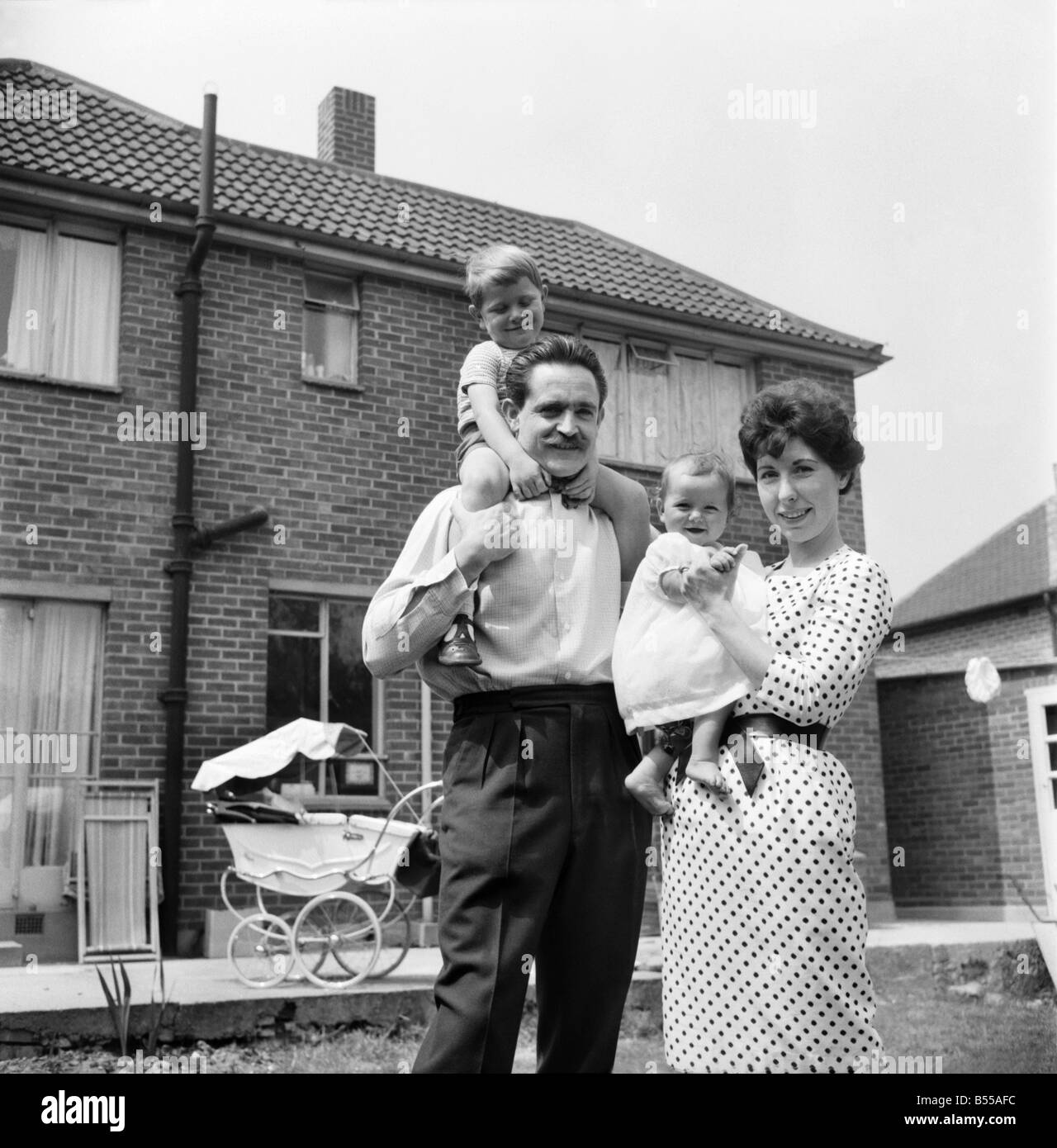 La felice Daily Mirror famiglia: la Repubblica federale di Iugoslavia hanno vissuto nella propria casa al Woodlands Park, Bexley, Kent. Per quattro anni e mezzo. Hanno fatto tutti la decorazione contemporanea all'interno degli stessi. Il sig. Richard Fry anni 37, artista commerciale e la moglie di 27 anni di Marion, prendere lo specchio ogni giorno. Essi hanno due figli, Tony di età compresa tra 3 1/2 e Beverly di età compresa tra i 7 mesi e mezzo. Maggio 1960 M4346-005 Foto Stock