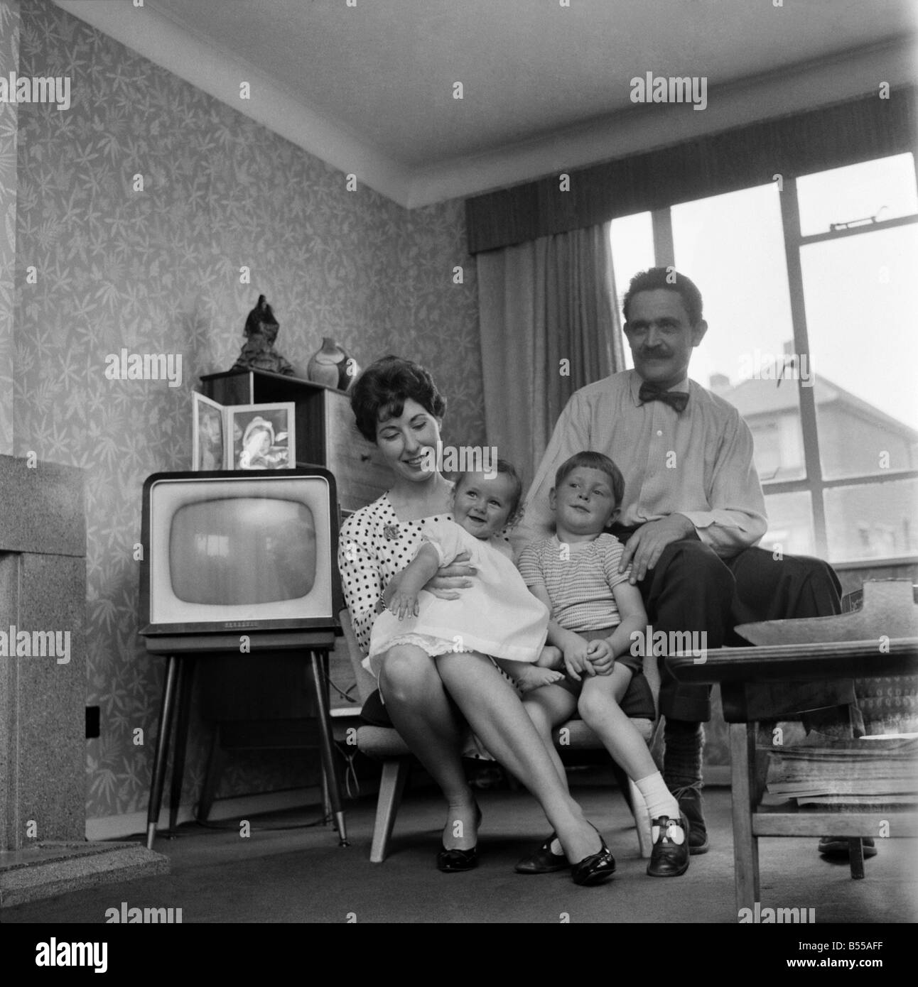 La felice Daily Mirror famiglia: la Repubblica federale di Iugoslavia hanno vissuto nella propria casa al Woodlands Park, Bexley, Kent. Per quattro anni e mezzo. Hanno fatto tutti la decorazione contemporanea all'interno degli stessi. Il sig. Richard Fry anni 37, artista commerciale e la moglie di 27 anni di Marion, prendere lo specchio ogni giorno. Essi hanno due figli, Tony di età compresa tra 3 1/2 e Beverly di età compresa tra i 7 mesi e mezzo. Maggio 1960 M4346-006 Foto Stock