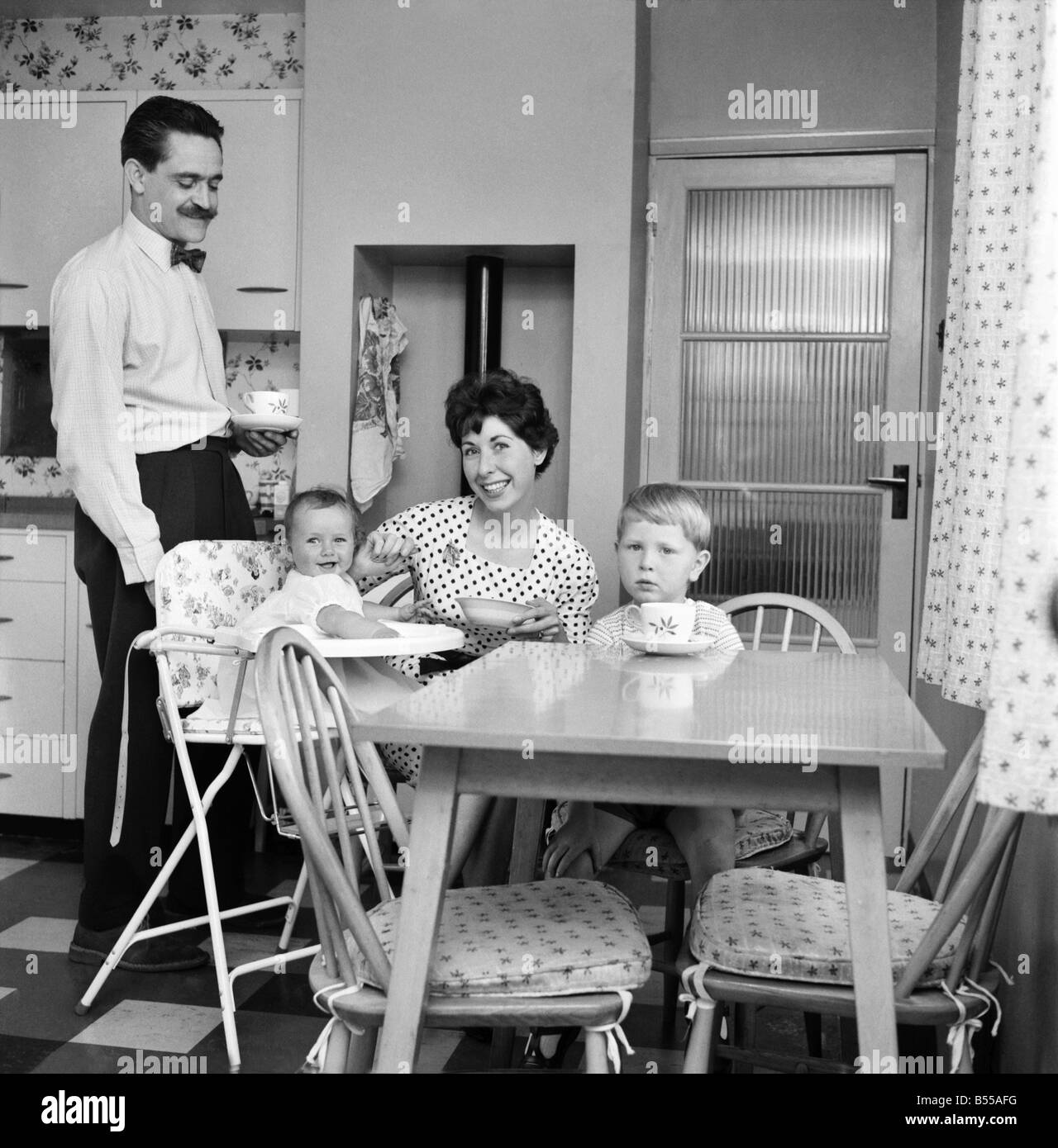 La felice Daily Mirror famiglia: la Repubblica federale di Iugoslavia hanno vissuto nella propria casa al Woodlands Park, Bexley, Kent. Per quattro anni e mezzo. Hanno fatto tutti la decorazione contemporanea all'interno degli stessi. Il sig. Richard Fry anni 37, artista commerciale e la moglie di 27 anni di Marion, prendere lo specchio ogni giorno. Essi hanno due figli, Tony di età compresa tra 3 1/2 e Beverly di età compresa tra i 7 mesi e mezzo. Maggio 1960 M4346-007 Foto Stock