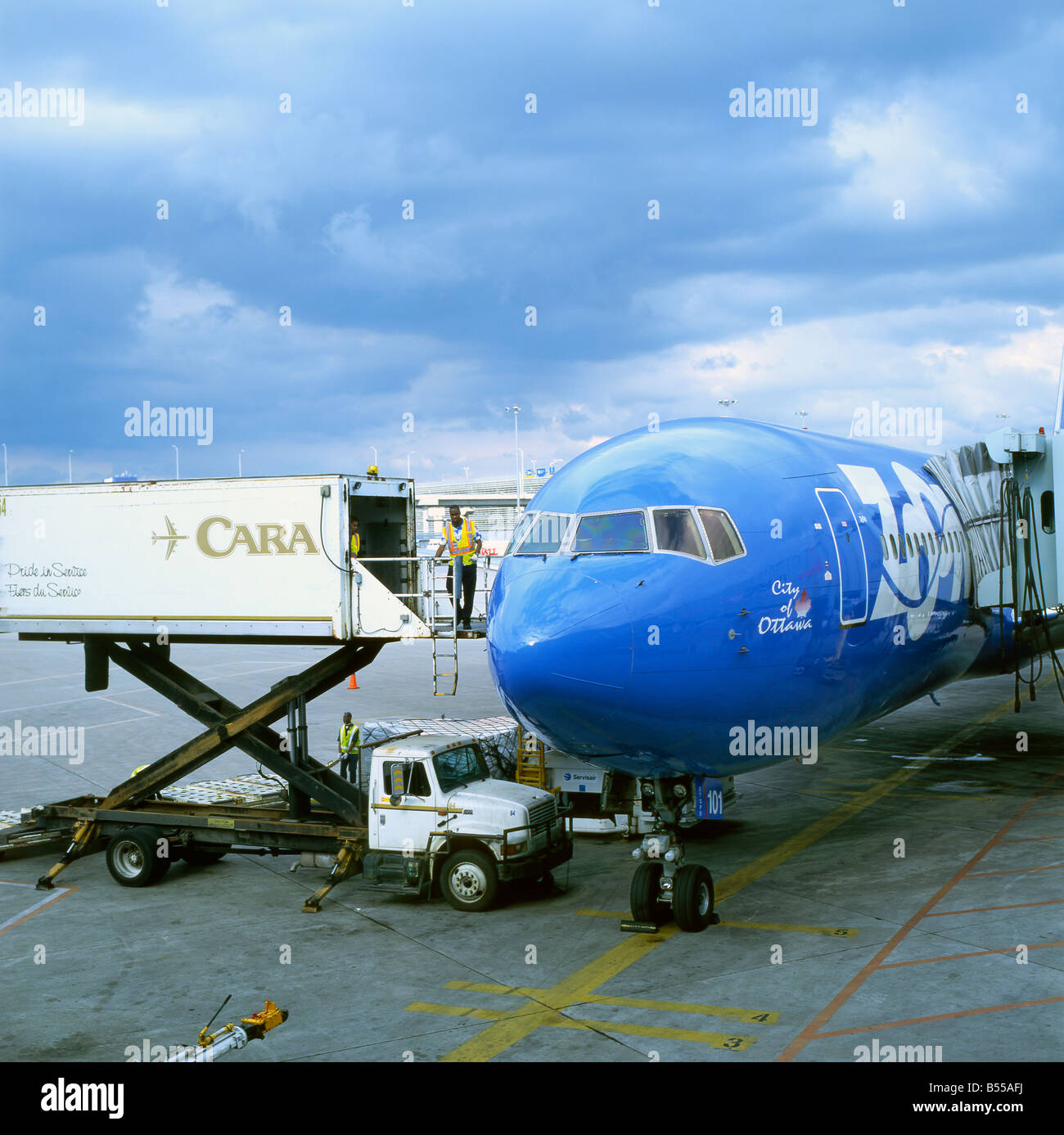 Un servizio di catering aereo Zoom Airlines è stato effettuato prima dell'incidente d'affari più tardi nell'estate del 2008 presso l'aeroporto di Lester Pearson Toronto Canada KATHY DEWITT Foto Stock